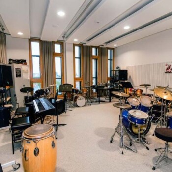 ruimte met diverse muziekinstrumenten