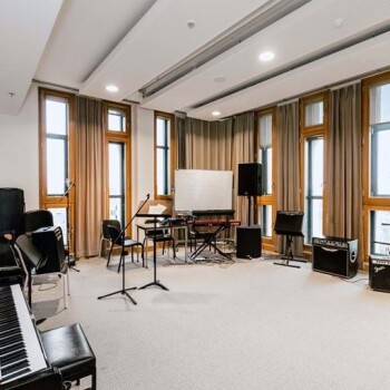 ruimte met diverse muziekinstrumenten