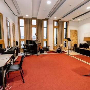 ruimte met tapijt en diverse muziekinstrumenten