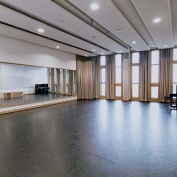 lege ruimte, dansvloer en spiegelwand