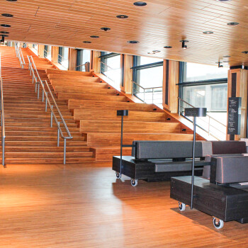 hoge ruimte met trap en zitbanken op de trap