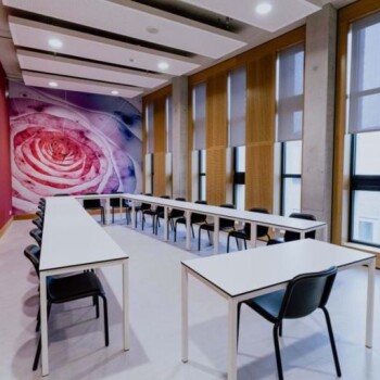 tafels in u-opstelling met stoelen