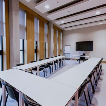 tafels in u-opstelling met stoelen