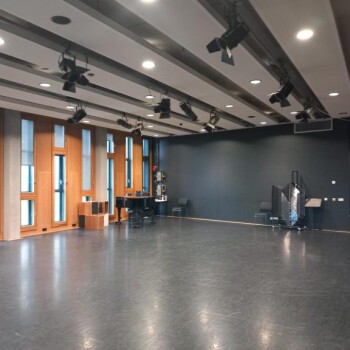 lege ruimte met gordijnen