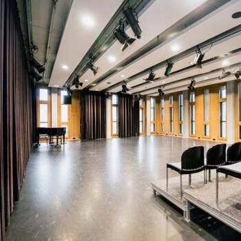 lege ruimte en piano