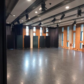 lege ruimte met gordijnen