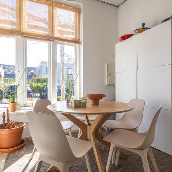 ronde tafel met stoelen, wandkast