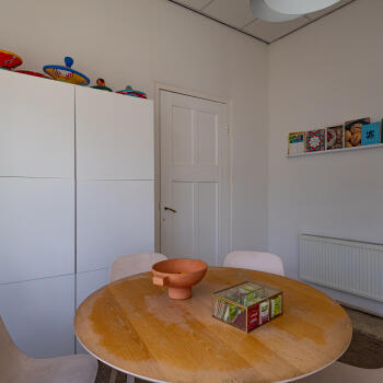 ronde tafel met stoelen, wandkast