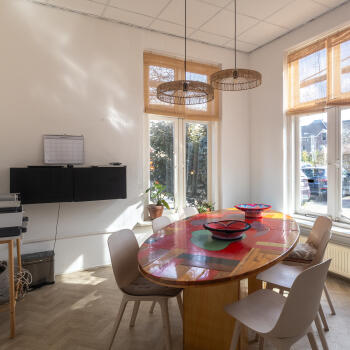 ovale tafel met stoelen, hanglampen
