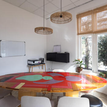ovale tafel met stoelen en hanglampen