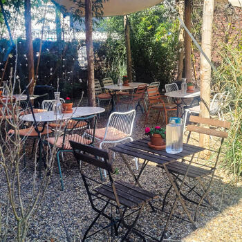 grind met bistro-setjes met tentdoek als overkapping