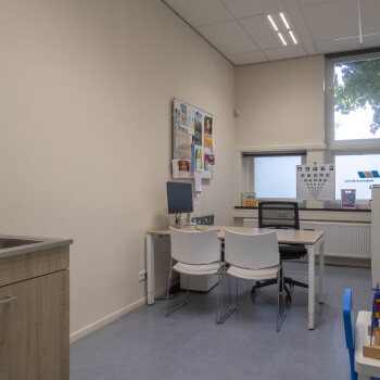 buro met stoelen en spoelbak