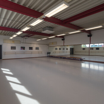 sportruimte met spiegelwand en barre