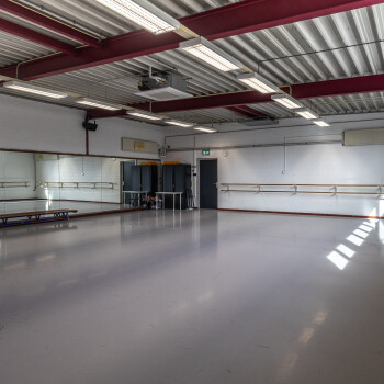 sportruimte met spiegelwand en barre