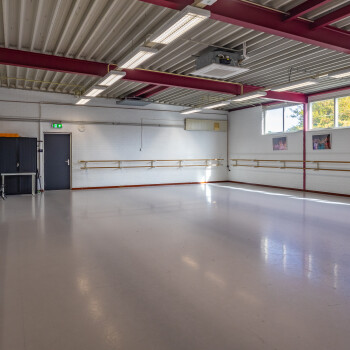 sportruimte met spiegelwand en barre