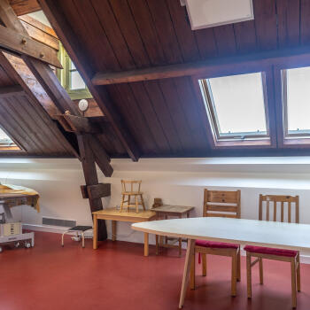 buro met 2 stoelen, behandelbed