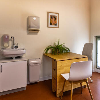 wastafel, buro met twee stoelen 