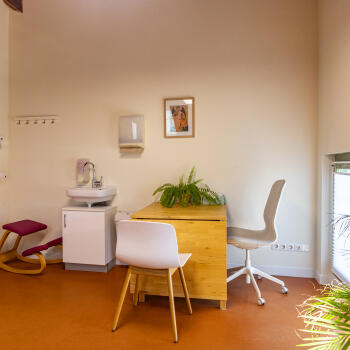 wastafel, buro met twee stoelen 