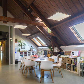 grote tafel met stoelen en kindertafel met stoeltje