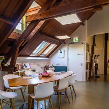 grote tafel met stoelen