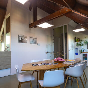 grote tafel met stoelen