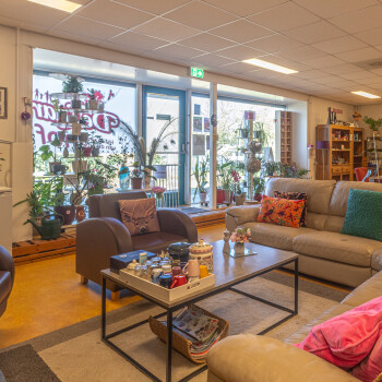 zithoek met hoekbankt , salontafel en 2 fauteuils