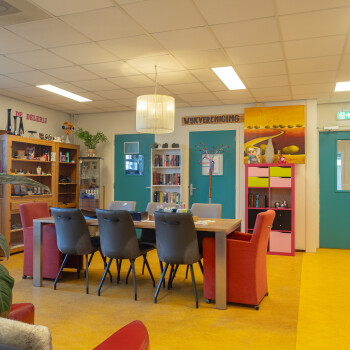 eetkamertafel met 8 stoelen