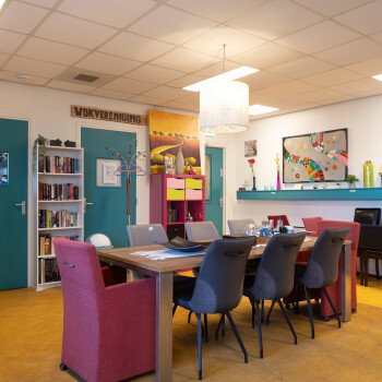 eetkamertafel met 8 stoelen