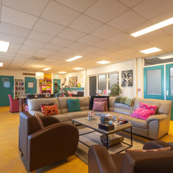 zithoek met een hoekbank , salontafel en 2 fauteuils