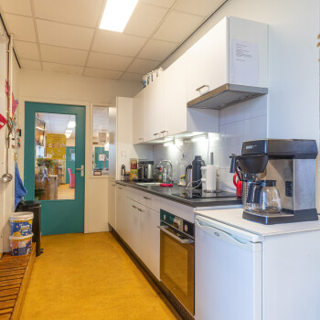 keukenblok met diverse apparatuur