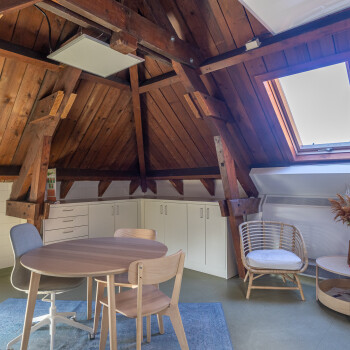 ronde tafel met 3 stoelen, zithoekje met 2 fauteuils