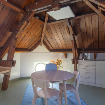 ronde tafel met 3 stoelen,