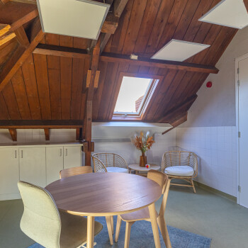 ronde tafel met 3 stoelen, zithoekje met 2 fauteuils