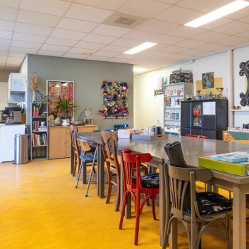 lange tafels aan elkaar met stoelen