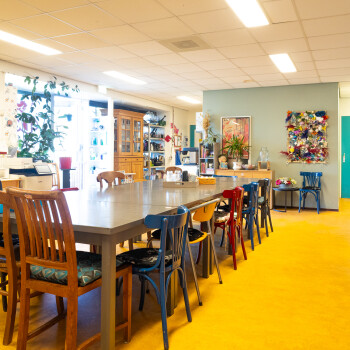 lange tafels aan elkaar met stoelen