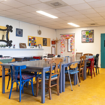 lange tafels aan elkaar met stoelen