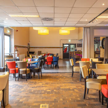 zaal met diverse tafel en stoelen