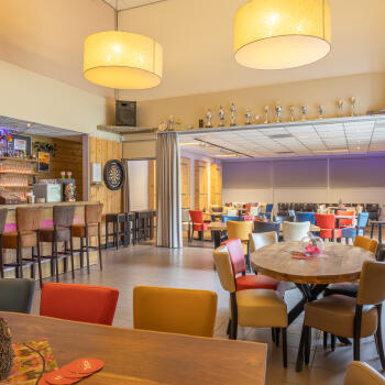 diverse tafels, stoelen, bar met barkrukken