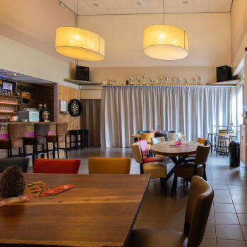 diverse tafels, stoelen, barkrukken en hanglampen