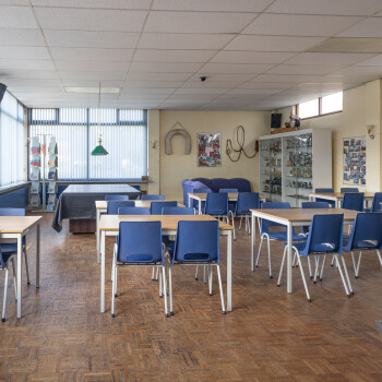 clubhuis met diverse tafels met stoelen 