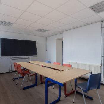 vergaderruimte met vergadertafel met stoelen