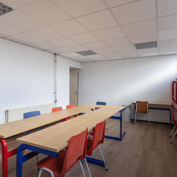 vergaderruimte met vergadertafel met stoelen