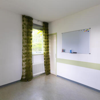 lege ruimte, raam met gordijnen, whiteboard aan de wand