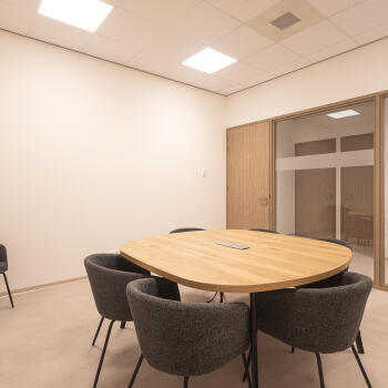 tafel, stoelen en glazen wand