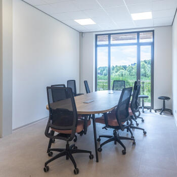 vergadertafel met burostoelen