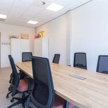 vergadertafel met burostoelen