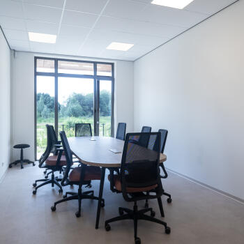 vergaderruimte met tafel en stoelen