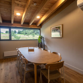 grote tafel met 10 stoelen met uitzicht over de weide