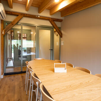grote tafel met 10 stoelen