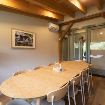 grote tafel met 10 stoelen